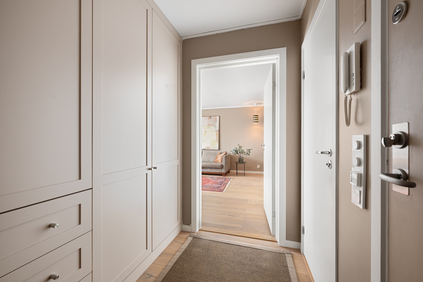 Plassbygget garderobeskap med profilerte fronter, montert i entréen. Galleribilde