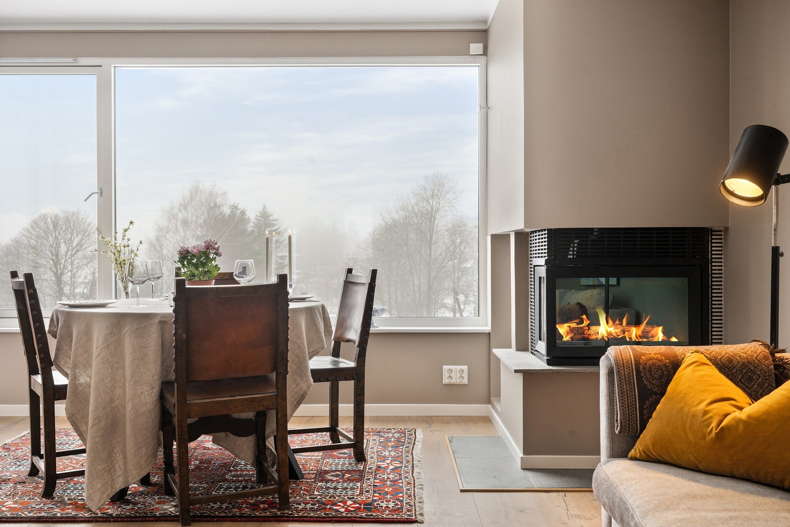 Elementpeis med store glassflater. Galleribilde