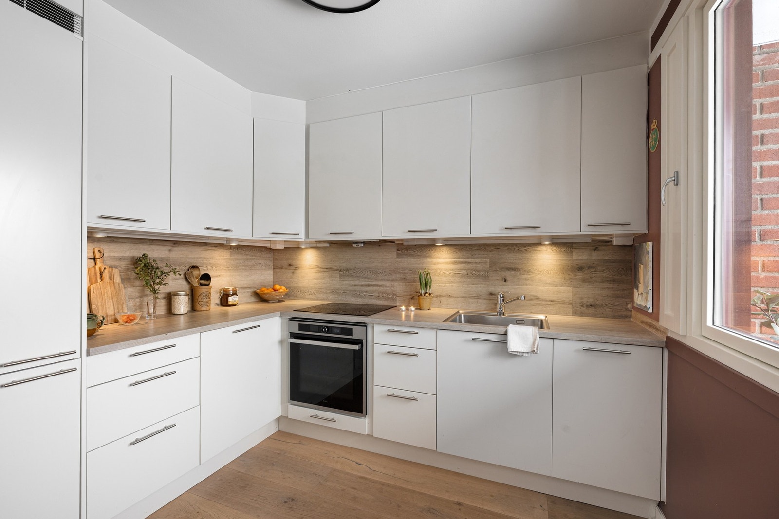 Kjøkkeninnredning med glatte fronter. Galleribilde