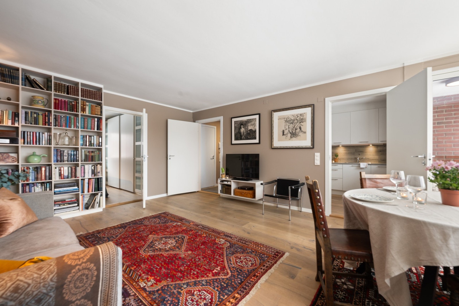 Stuen er av god størrelse med naturlige møbleringsalternativer. Galleribilde