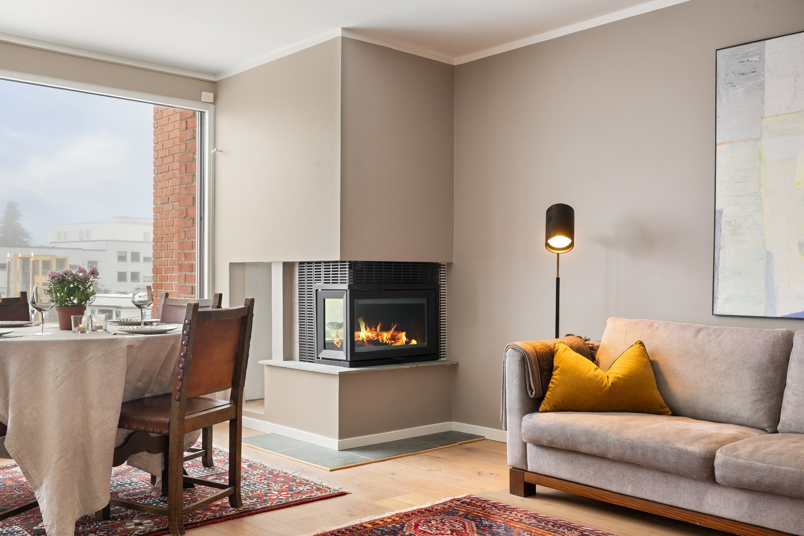 Hyggelig hjørnepeis. Gulvene er belagt med enstavs eikeparkett. Galleribilde