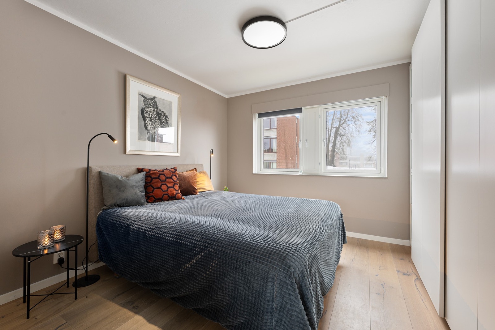 Stor skyvedørsgarderobe på soverommet. Galleribilde