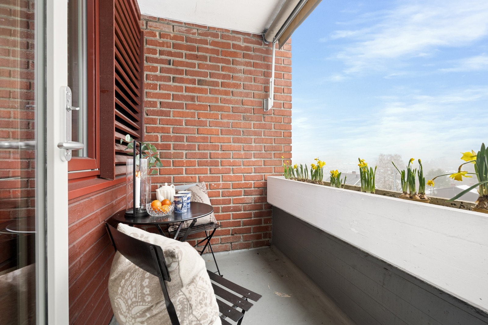 Solrik vestvendt balkong med fritt utsyn. Galleribilde