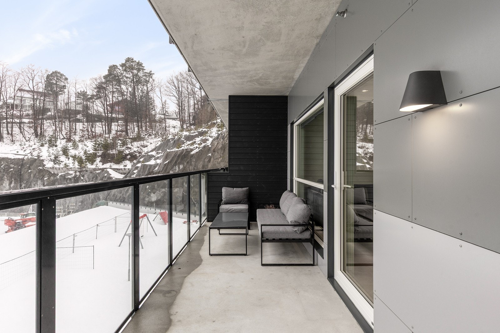 Solrik balkong på ca. 13kvm med fin plass til møblement Galleribilde