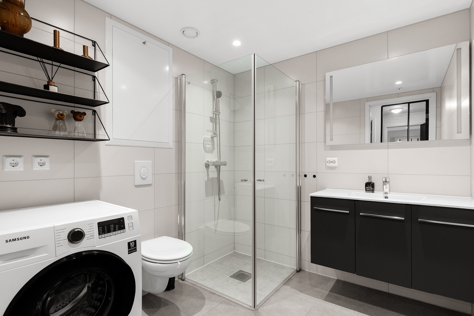 Delikat flislagt bad/ vaskerom Galleribilde