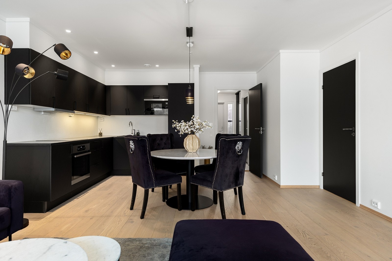 Oppgradert med bla. 1- stavs eikeparkett og et godt utstyrt kjøkken Galleribilde