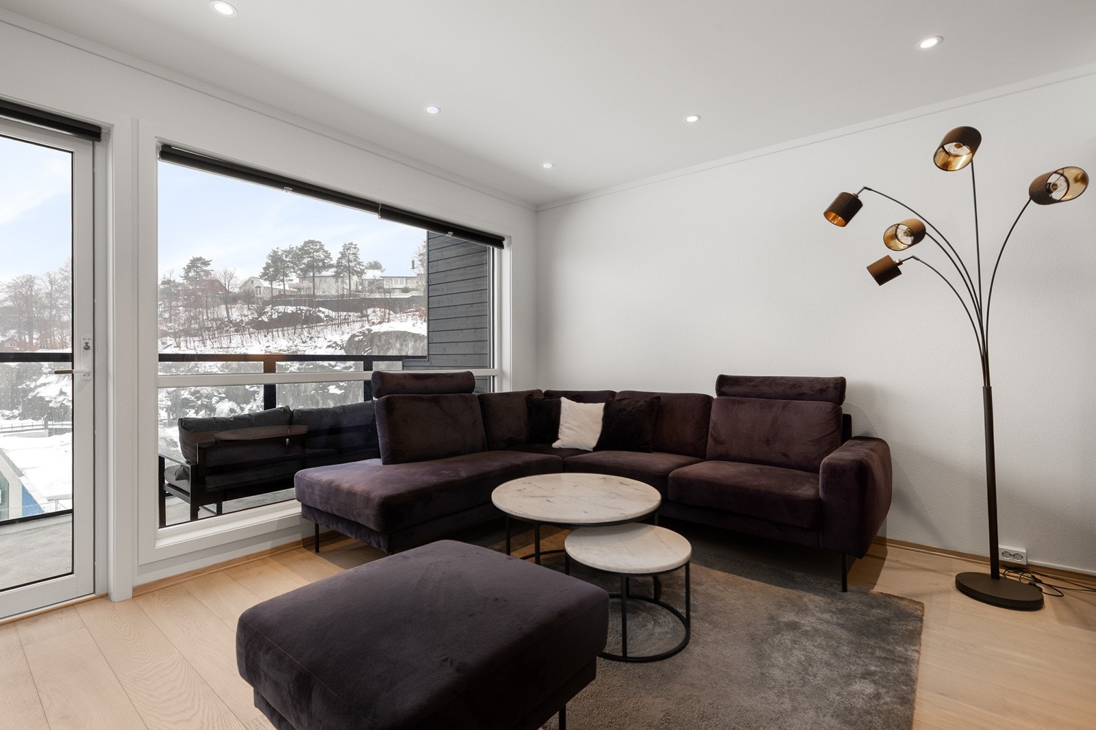 Lyst og trivelig med store vindusflater og utgang til solrik balkong Galleribilde