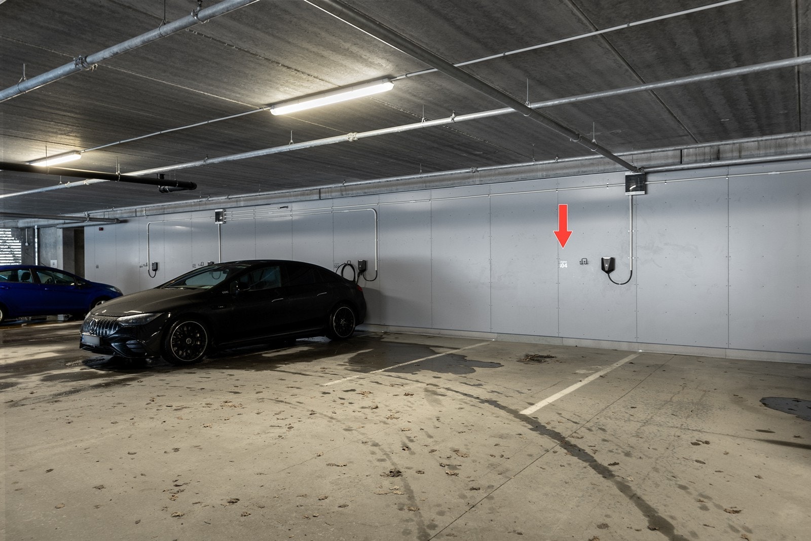 Fast parkeringsplass i garasjeanlegg med el-bil lader Galleribilde