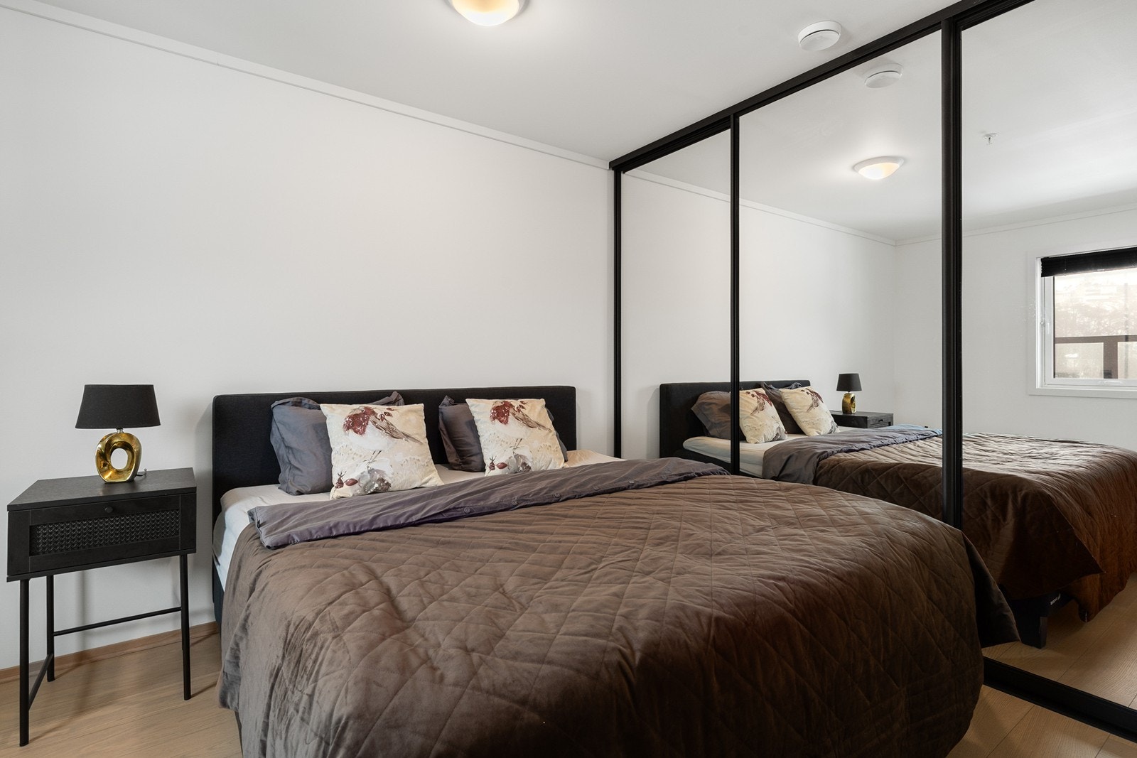 Romslig hovedsoverom med romslig AMIGA skyvedørsgarderobe Galleribilde