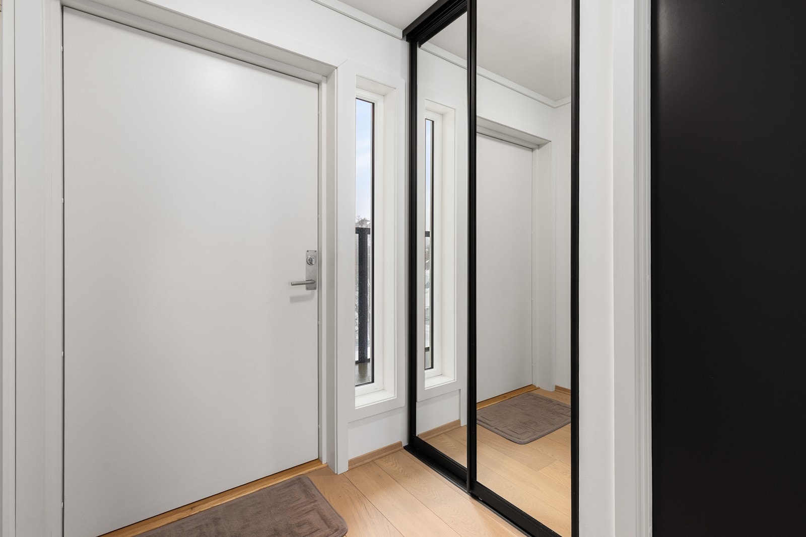 Skyvedørsgarderobe fra AMIGA med speilfronter Galleribilde