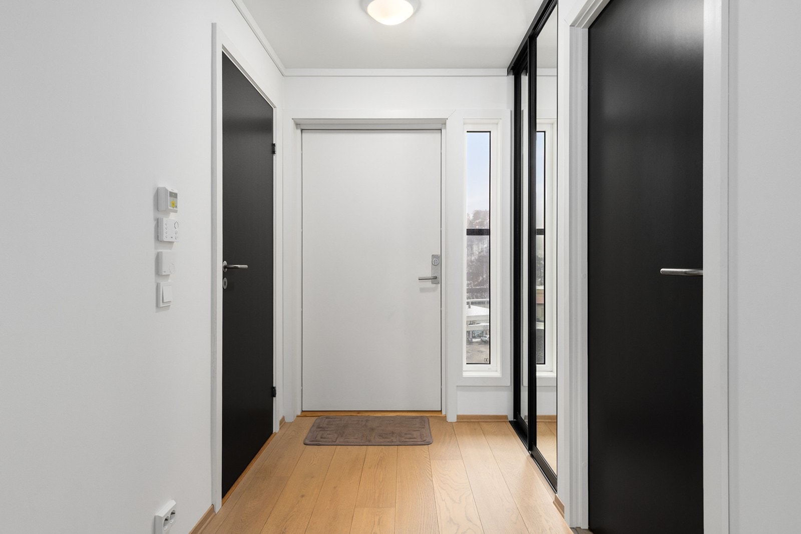 Hyggelig entre med skyvedørsgarderobe fra AMIGA Galleribilde