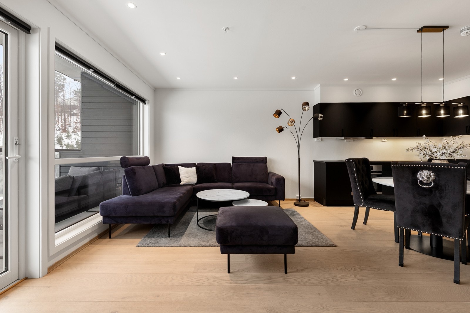 Lys og moderne med gode kvaliteter som vannbåren varme og balansert ventilasjon Galleribilde