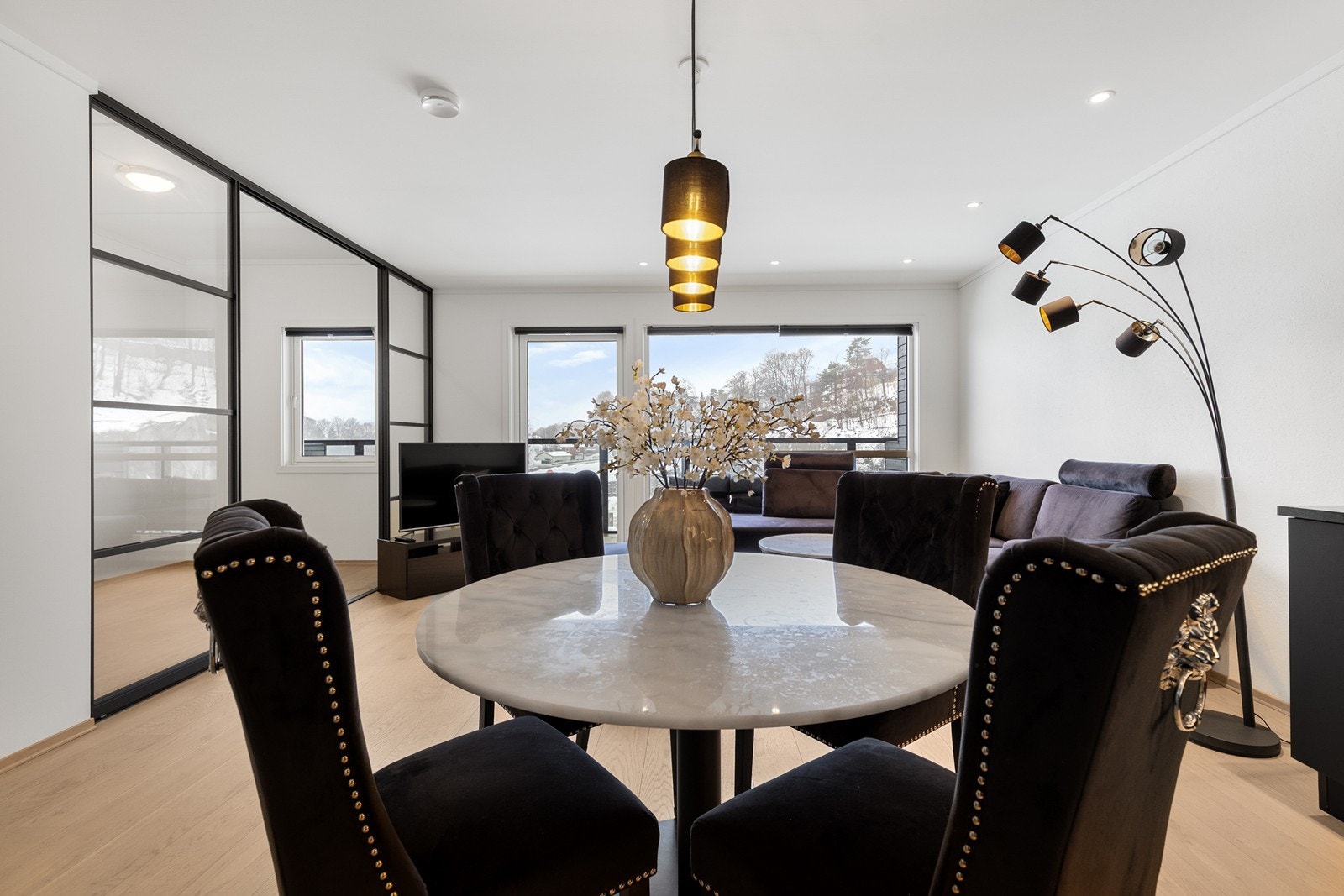 Store vindusflater som slipper inn rikelig med naturlig lys og skaper et godt innemiljø Galleribilde