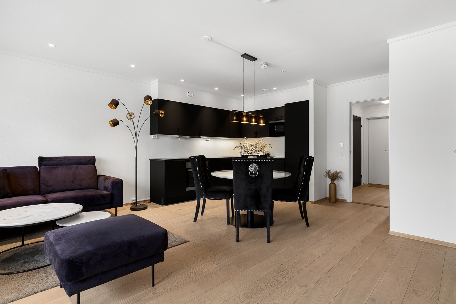 Det er fin plass til både sofa- og spisegruppe Galleribilde