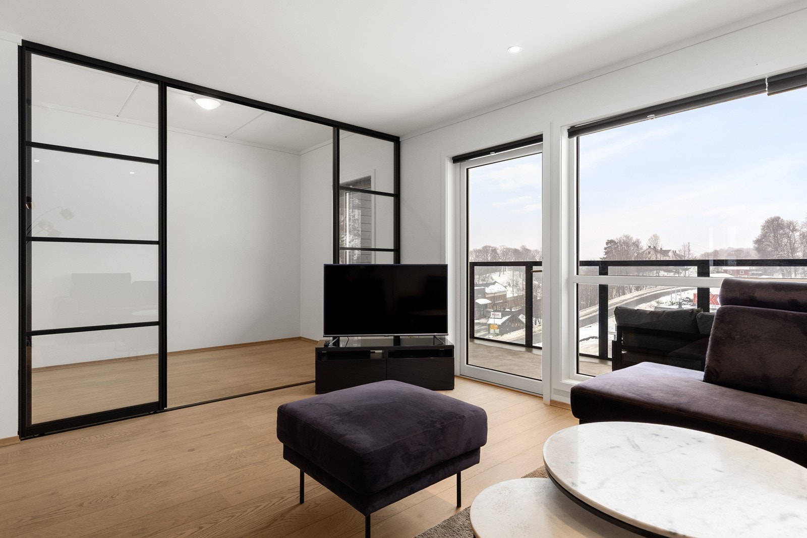 Lekre skyvedører i glass inn til soverom nr. 2 - også perfekt som kontor Galleribilde