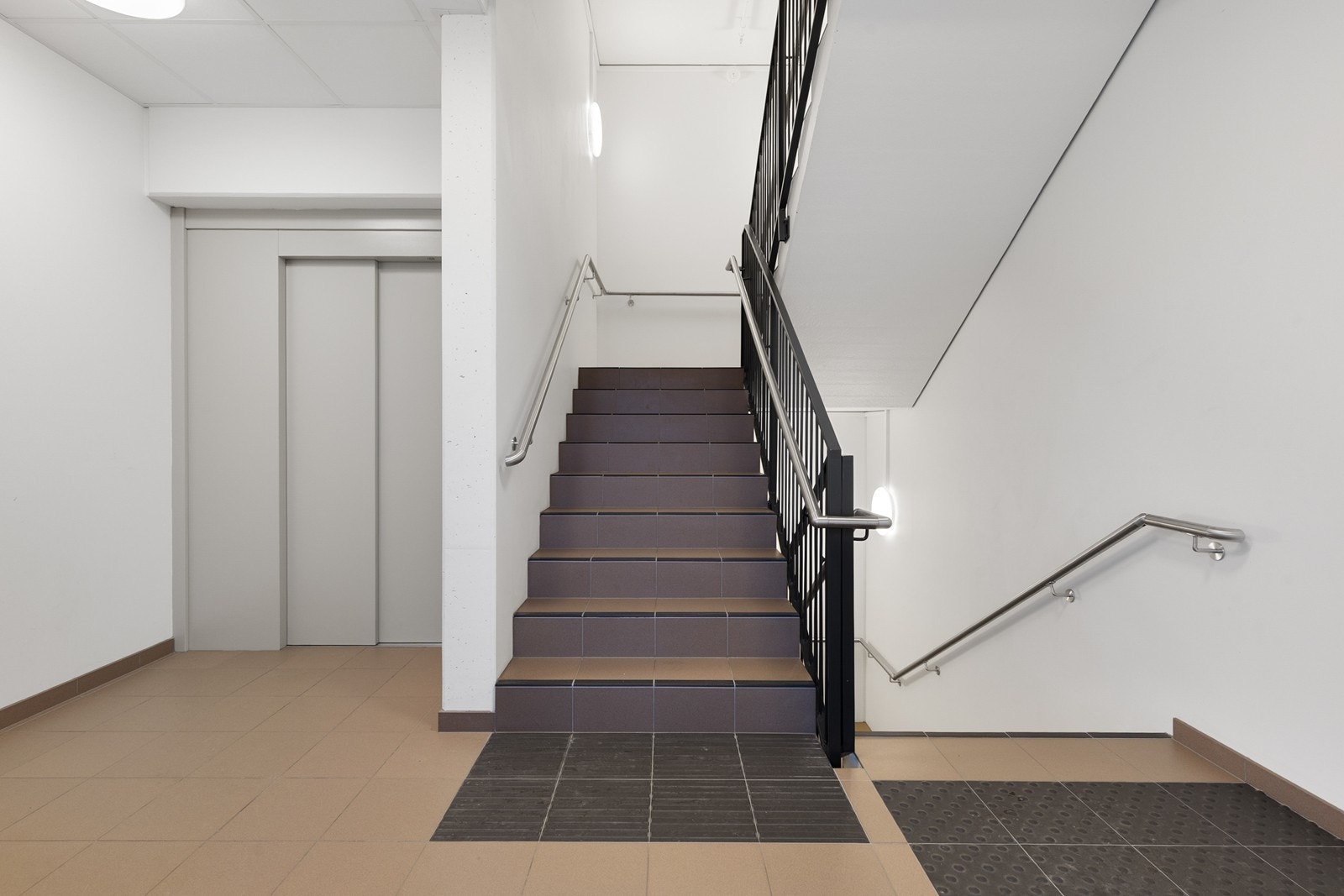 Fine fellesareal med heis og trappeadkomst Galleribilde