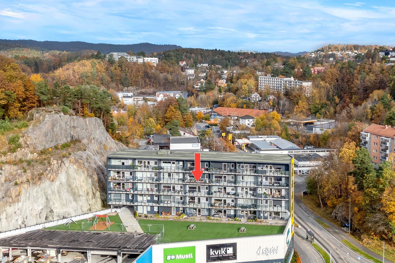 Like utenfor døren har du både dagligvarebutikk, apotek, blomsterbutikk og serveringssteder Galleribilde