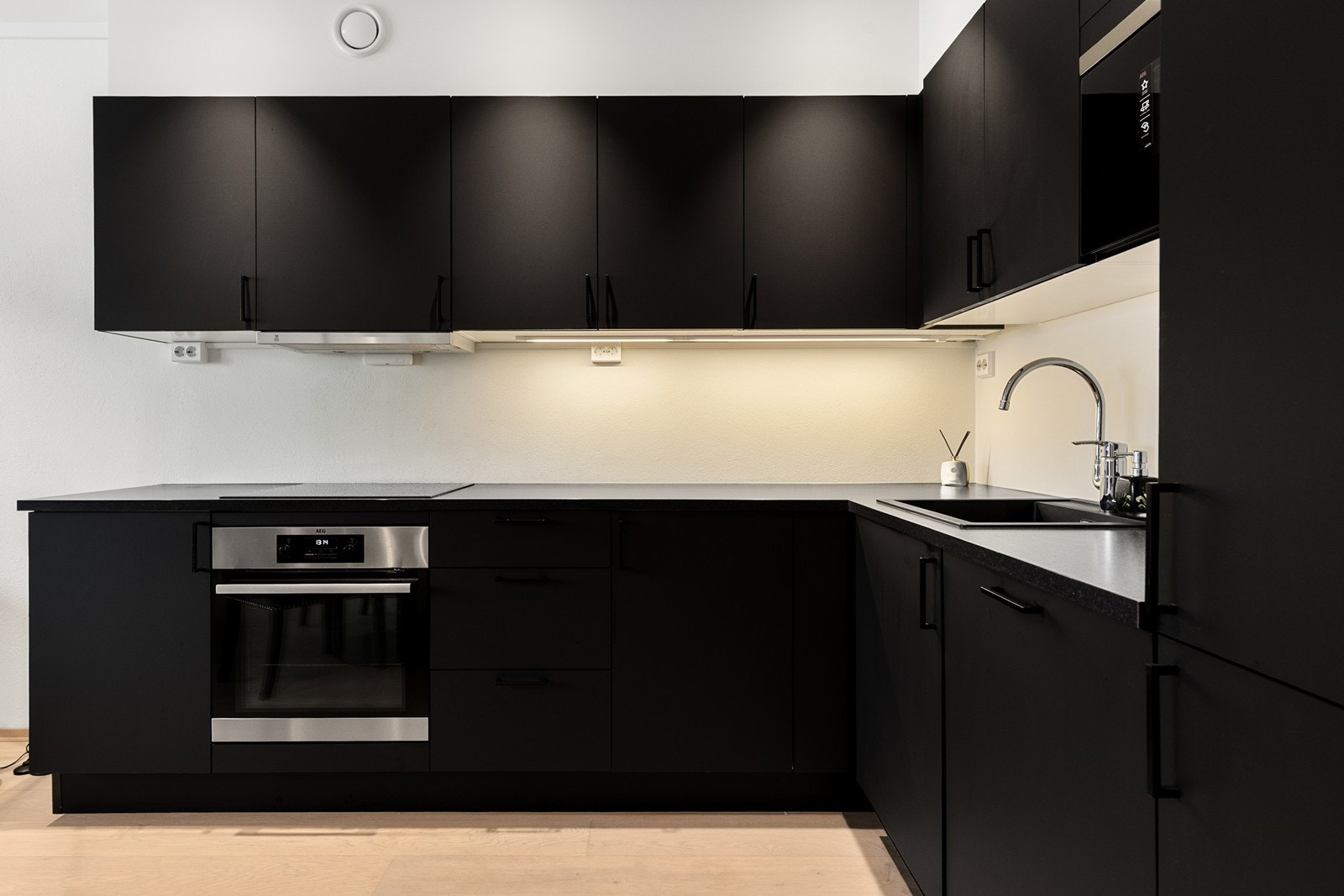 Lekker kjøkken fra Strai med integrerte hvitevarer fra AEG Galleribilde