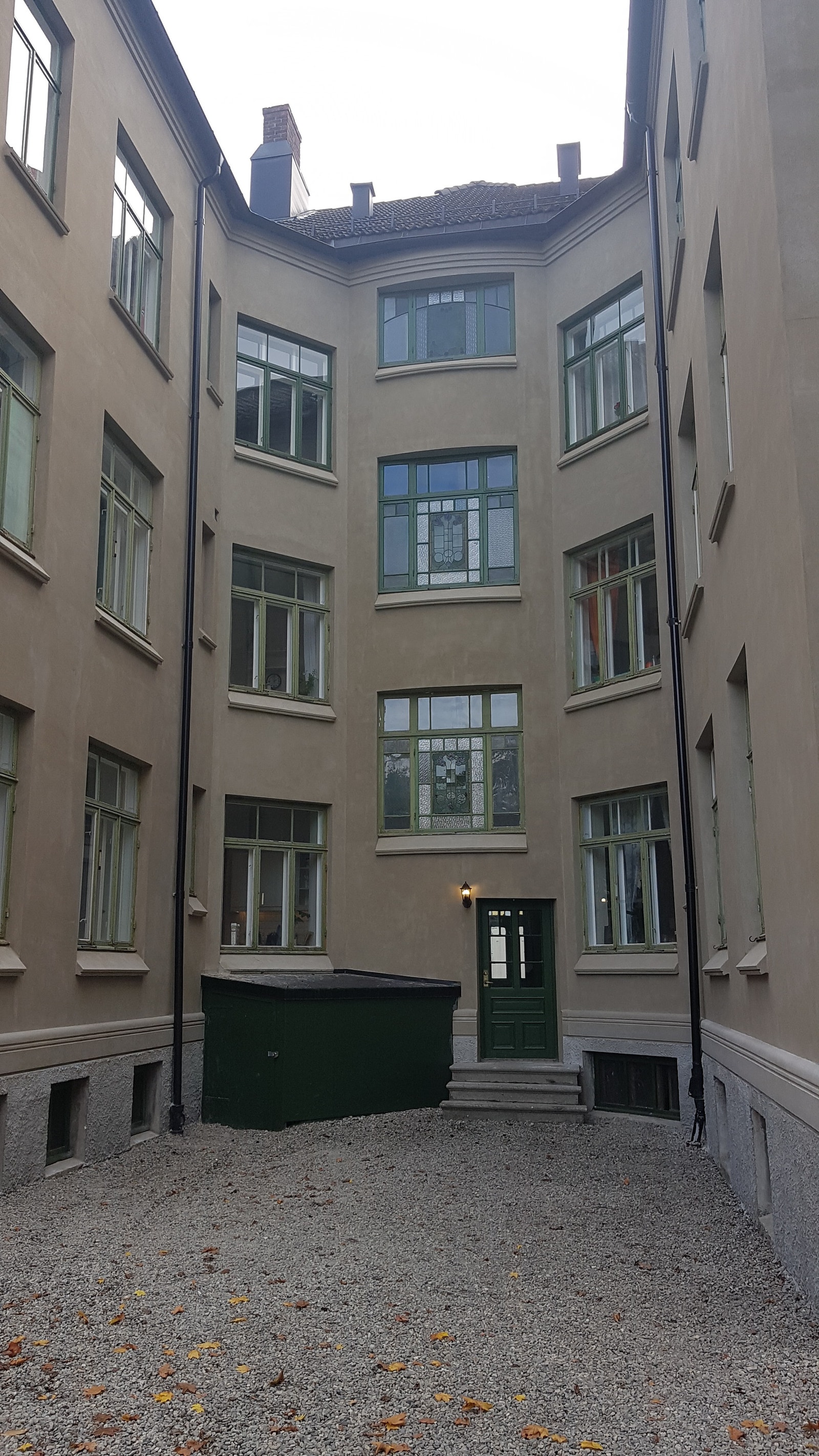 Bakgård. Galleribilde