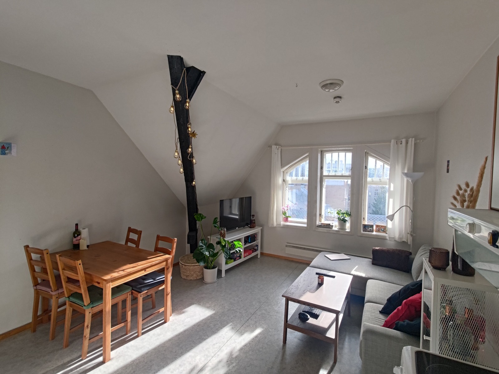 Koselig stue med stort vindu som gir godt med lysinnslipp. Galleribilde