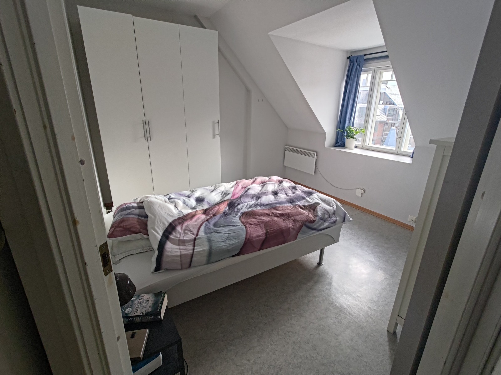 Det er stort vindu på soverommet. Galleribilde