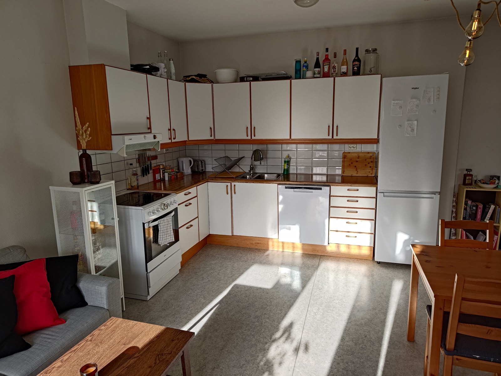 Stort kjøkken med hvitevarer Galleribilde