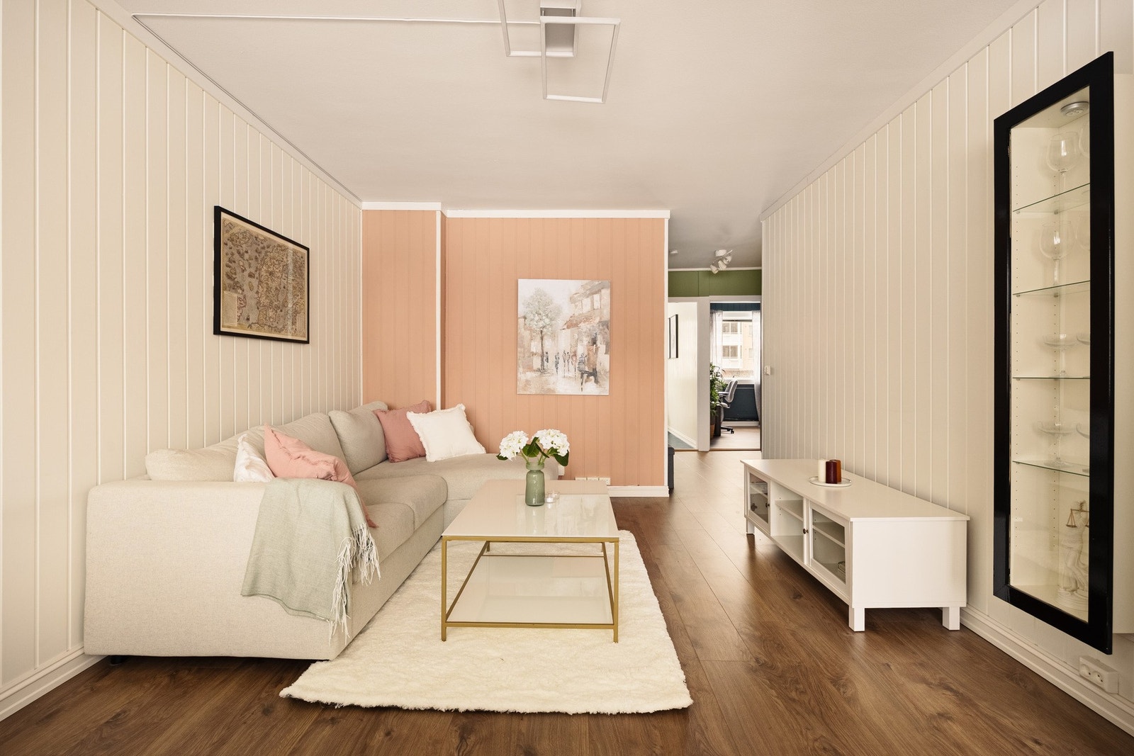 Rommet har en god og fleksibel utforming med naturlige soner for både sofagruppe og spiseplass. Galleribilde