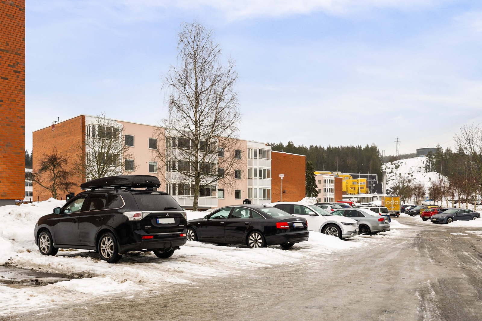 Leiligheten disponerer en utvendig biloppstillingsplass med strøm til motorvarmer. Galleribilde