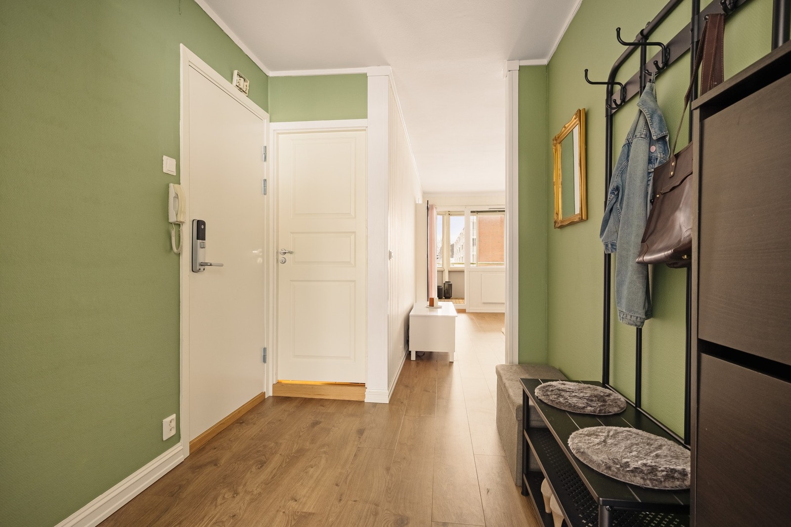 Entréen gir et praktisk første møte med boligen og har plass til oppheng av yttertøy og oppbevaring av sko. Galleribilde
