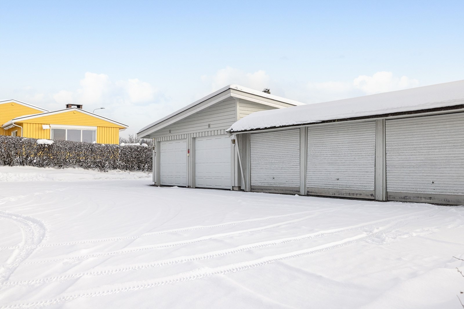 I tillegg disponerer boligen en garasje på realsameiets tomt. Galleribilde