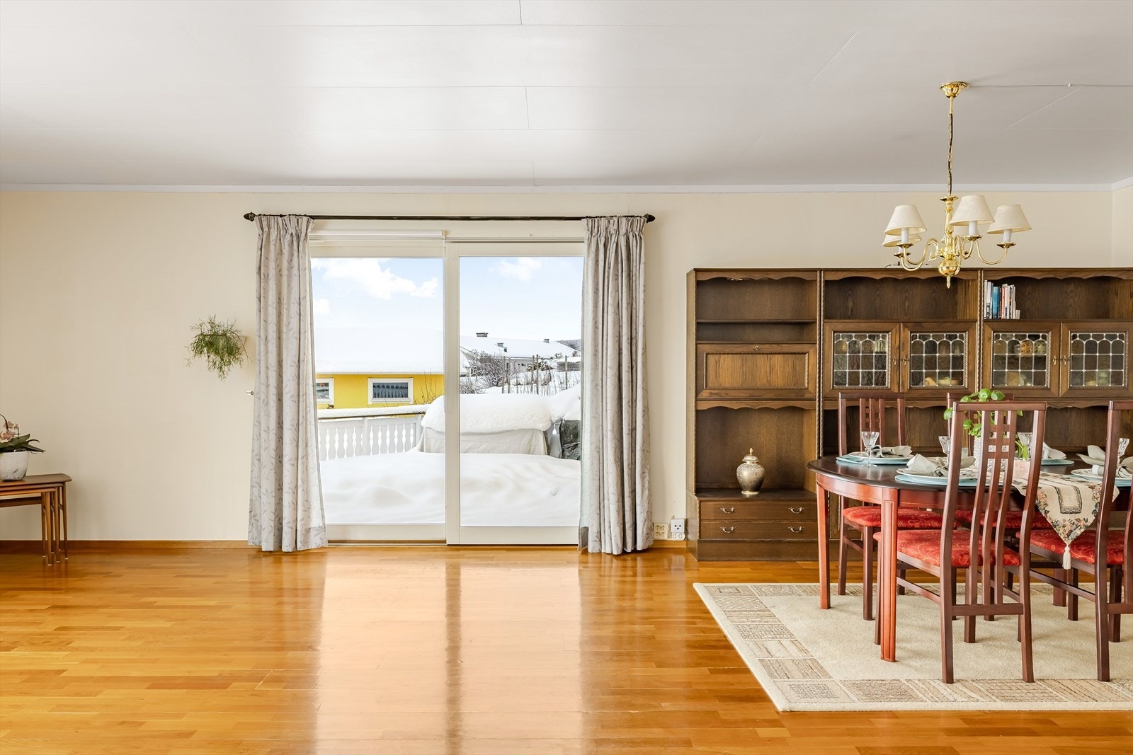 I stuen er det en stor skyvedør ut til terrassen som blir en naturlig forlengelse av rommet på sommerstid. Galleribilde