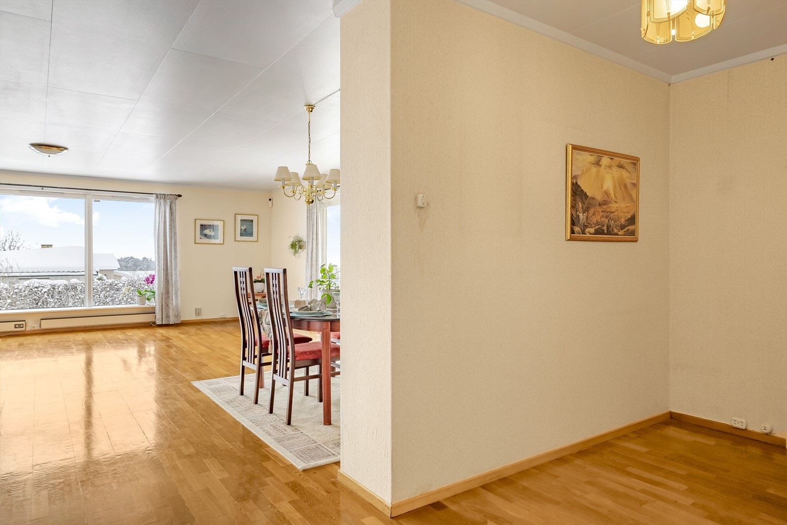 Fra entréen kommer du videre inn i en gang med ytterligere plass til garderobeløsninger. Galleribilde