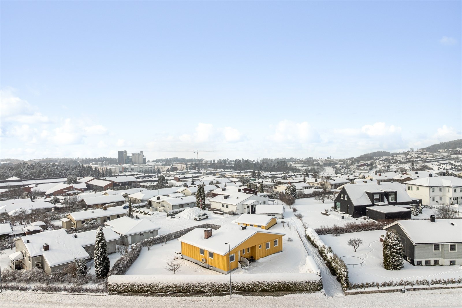 For deg som er glad i tur og friluftsliv har du både Furuberget og Mjøsa en liten spasertur fra boligen. Ved Mjøsa er det både flotte bademuligheter samt flere kilometer med turstier. Galleribilde