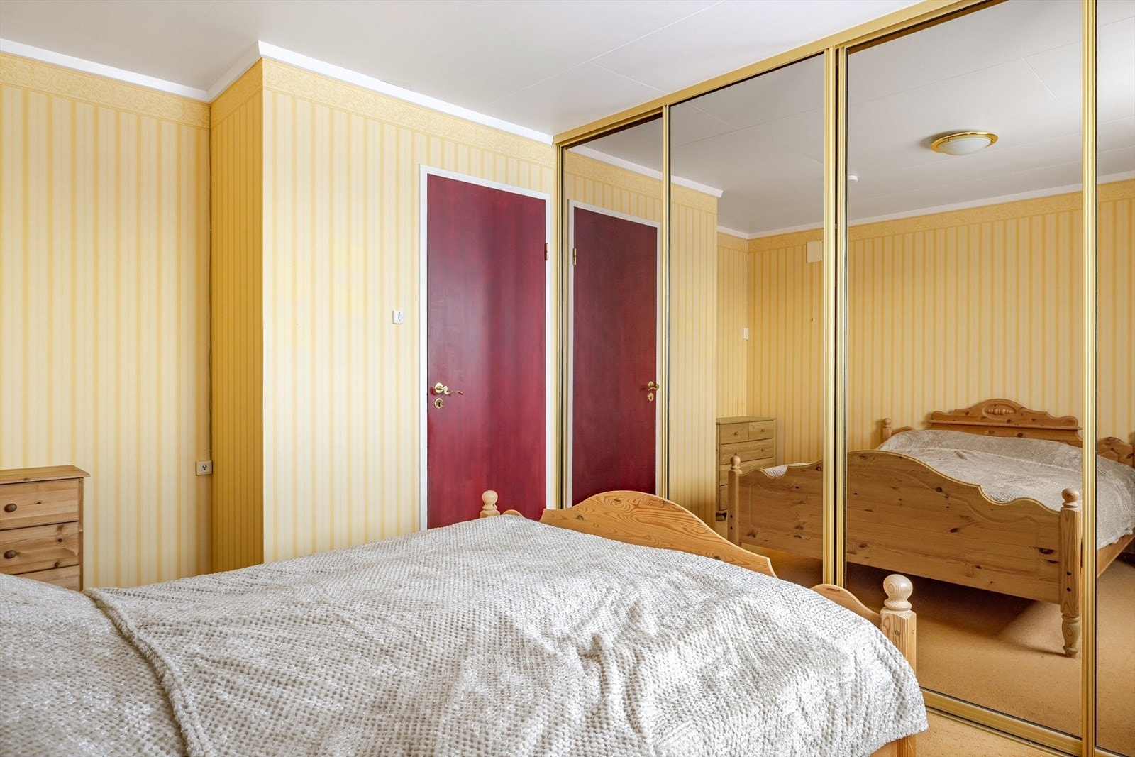 På soverommet er det plass til dobbeltseng med tilhørende nattbord, samt en kontorpult eller kommoder. Galleribilde