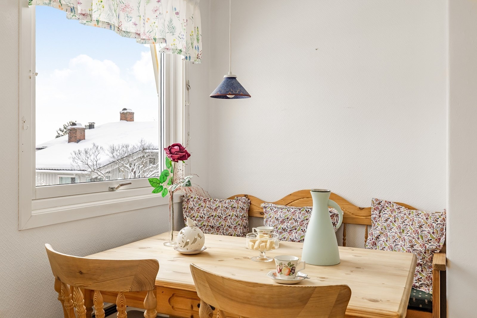 På kjøkkenet er det plass til et koselig spisebord som gjør at også kjøkkenet blir et naturlig oppholdsrom. Galleribilde