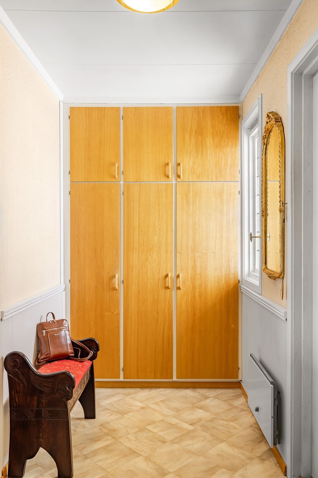 I entréen er det god oppbevaringsplass i plassbygde garderobeskap. Galleribilde