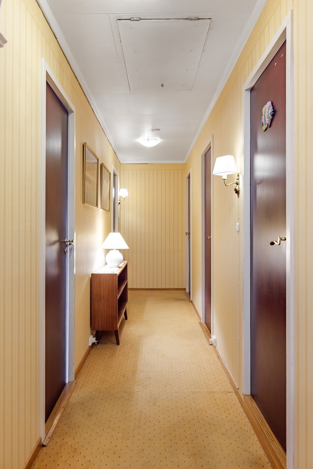 Gang med adkomst til 4 soverom og baderom. Adkomst til kaldloft via loftsluke og stige. Galleribilde