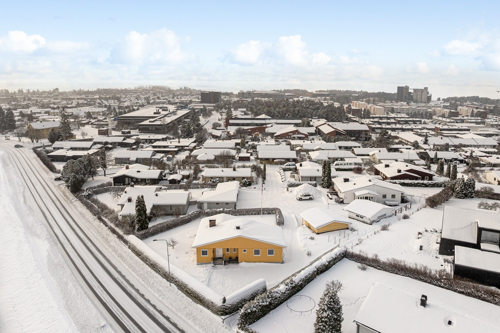 Det er ca. 3 km til Hamar sentrum. Ønsker du ikke å gå, er det ca. 400 meter fra inngangsdøren til bussholdeplass med hyppige avganger. På denne måten kommer du deg lett rundt i byen. Galleribilde