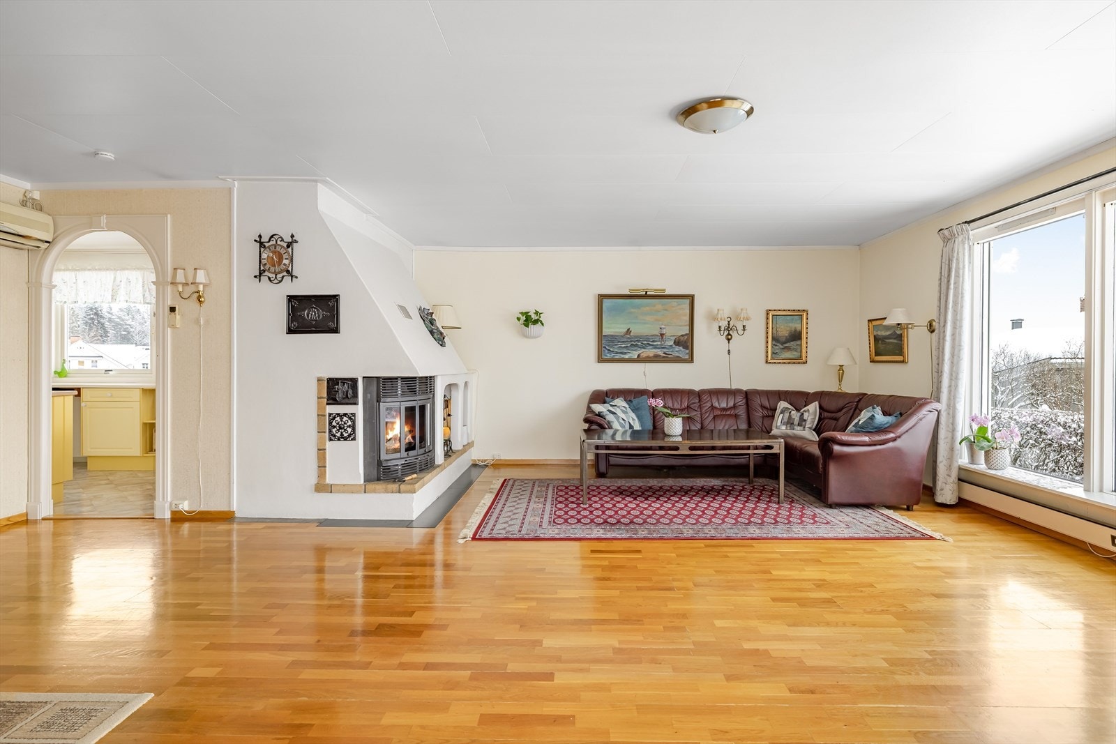 Stuen har velholdt standard med parkett på gulv og lysmalte overflater. Galleribilde