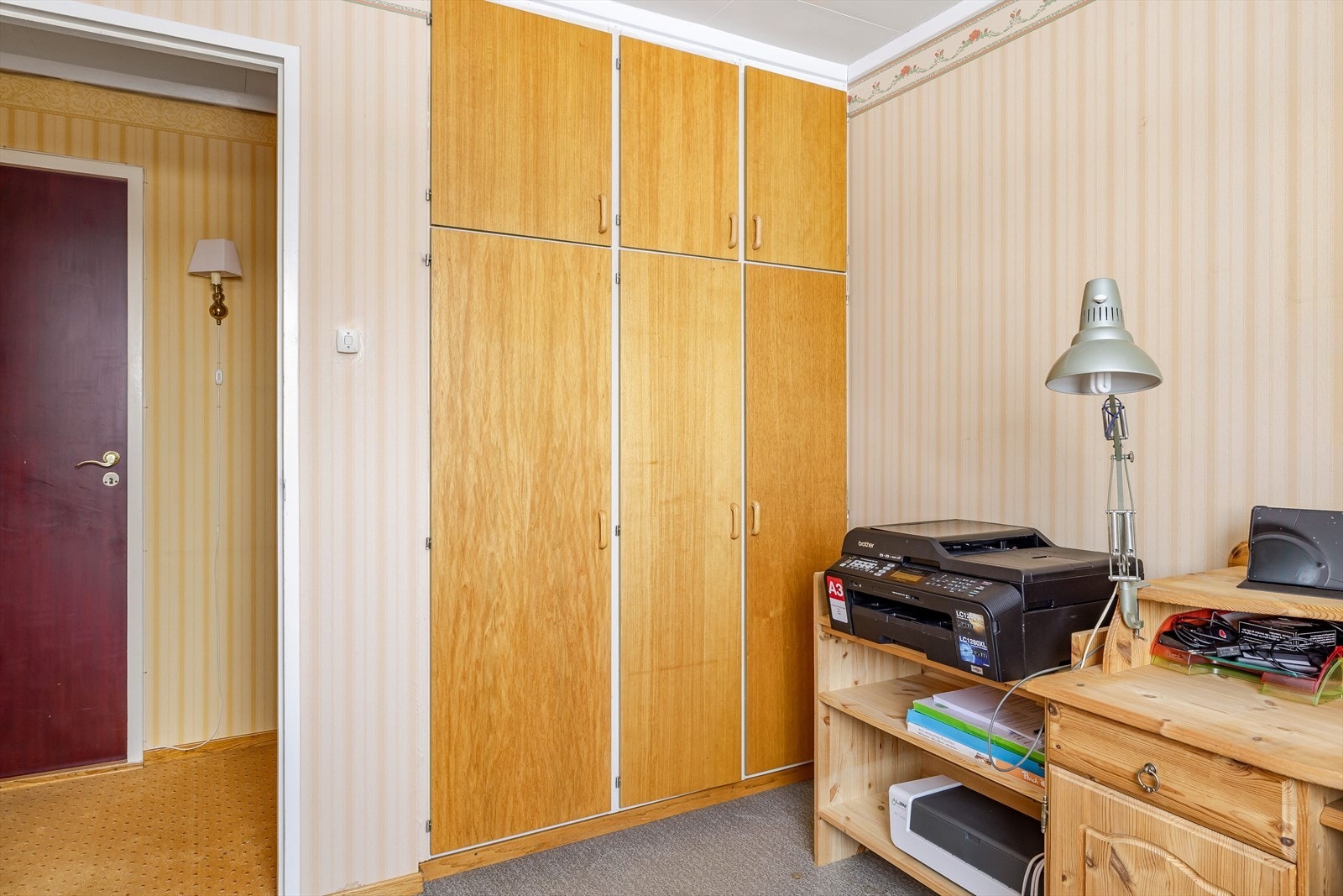 Soverommet har belegg på gulv, tapetserte overflater og plassbygde garderobeskap. Galleribilde