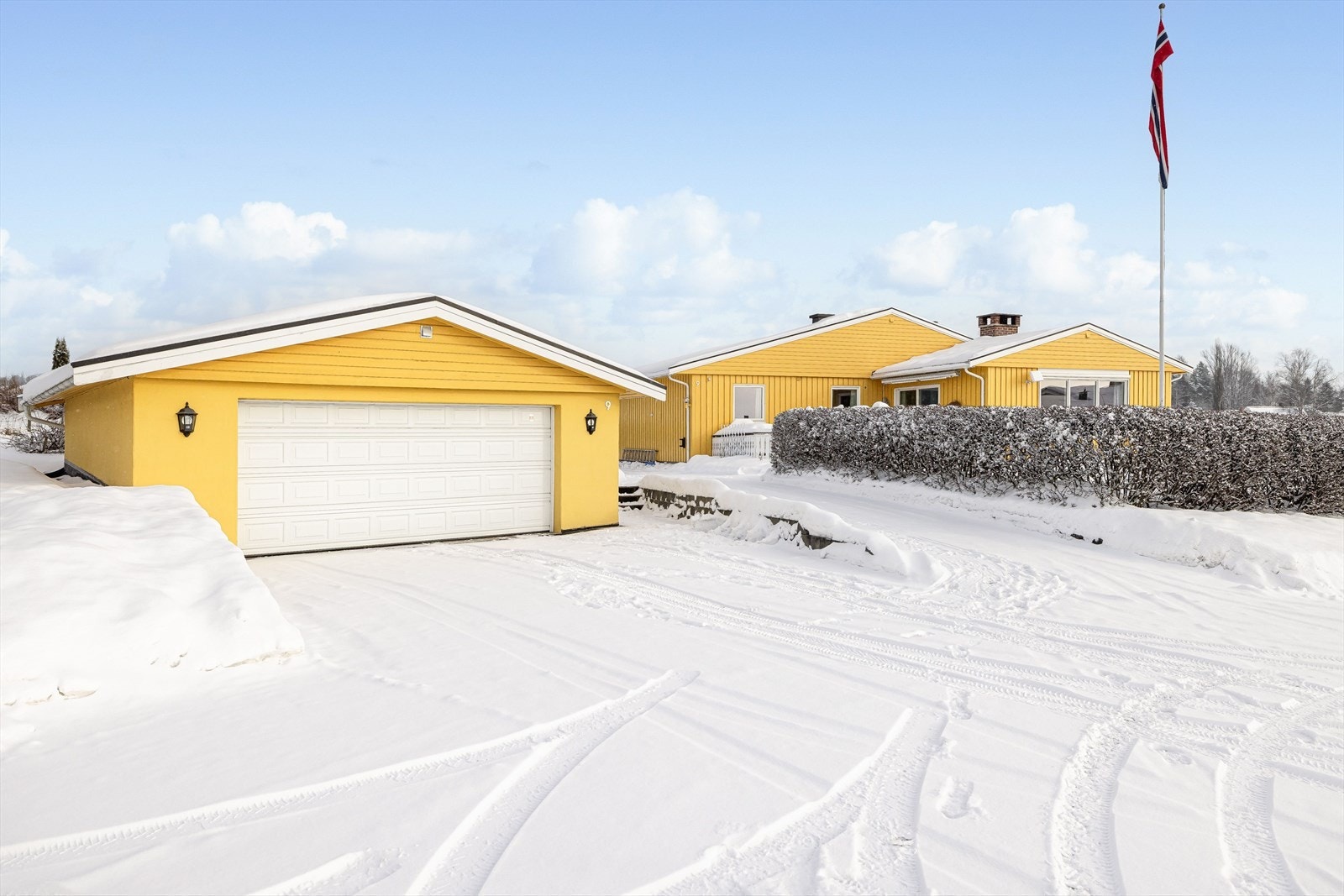 Eiendommen er også bebygd med en dobbeltgarasje på 45m² fra 2009. Galleribilde