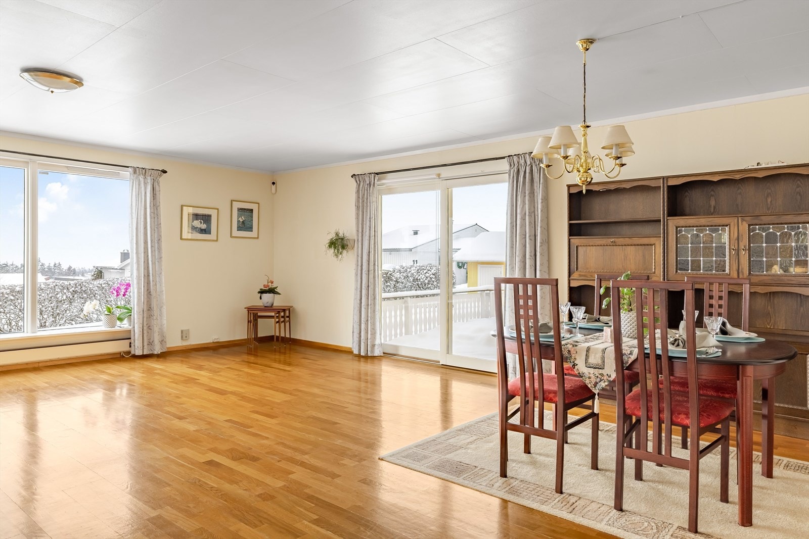 Stuen har store vindusflater mot to ulike himmelretninger som sørger for rikelig med naturlig lys., samtidig som det er lite direkte innsyn. Galleribilde