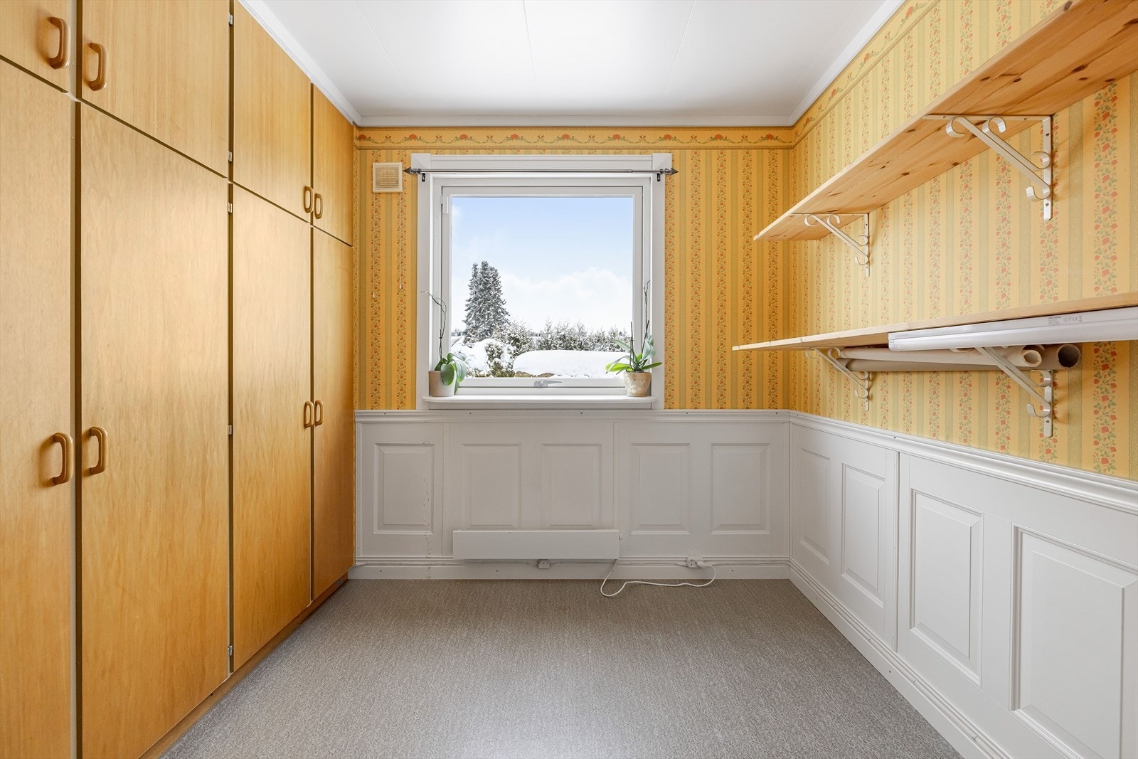 Soverom 4 har belegg på gulv og overflater med flott lys brystningspanel kombinert med tapet. Galleribilde