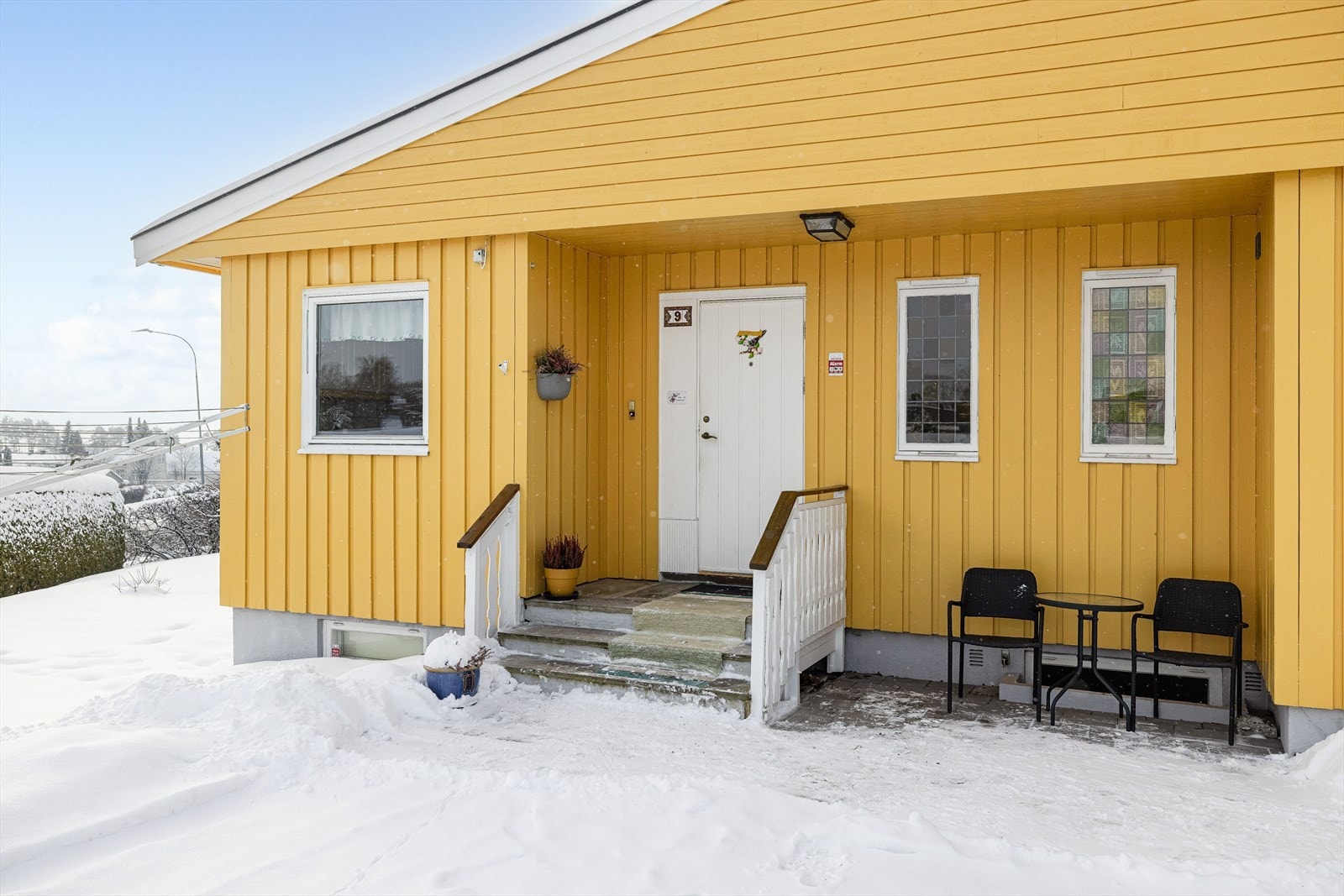 Boligen er jevnlig og godt vedlikeholdt med bla. ny taktekking i 2020 og nye vinduer i 2000/2011. Det er også drenert og bygget ny terrasse i 2000. Galleribilde