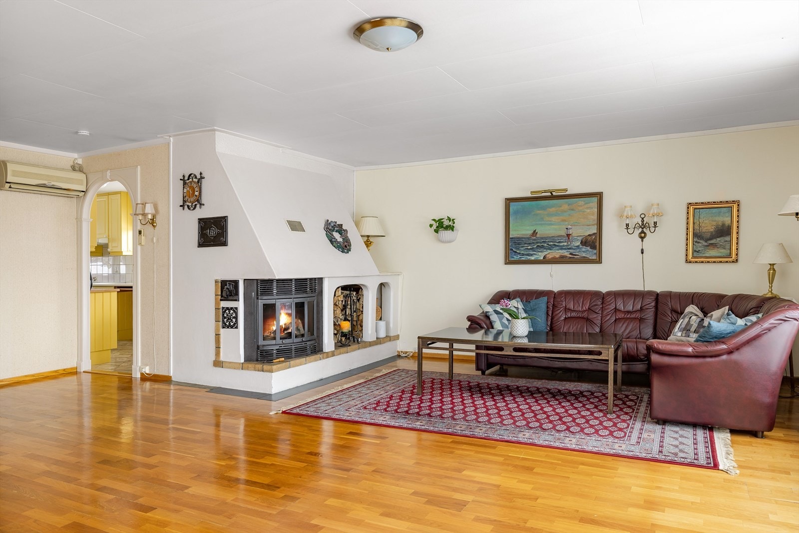 I stuen er det en koselig peis som både gir god varme og bidrar til ekstra hygge. Det er også montert luft-til-luft varmepumpe som sørger for en god og jevn varme på vinterstid. Galleribilde