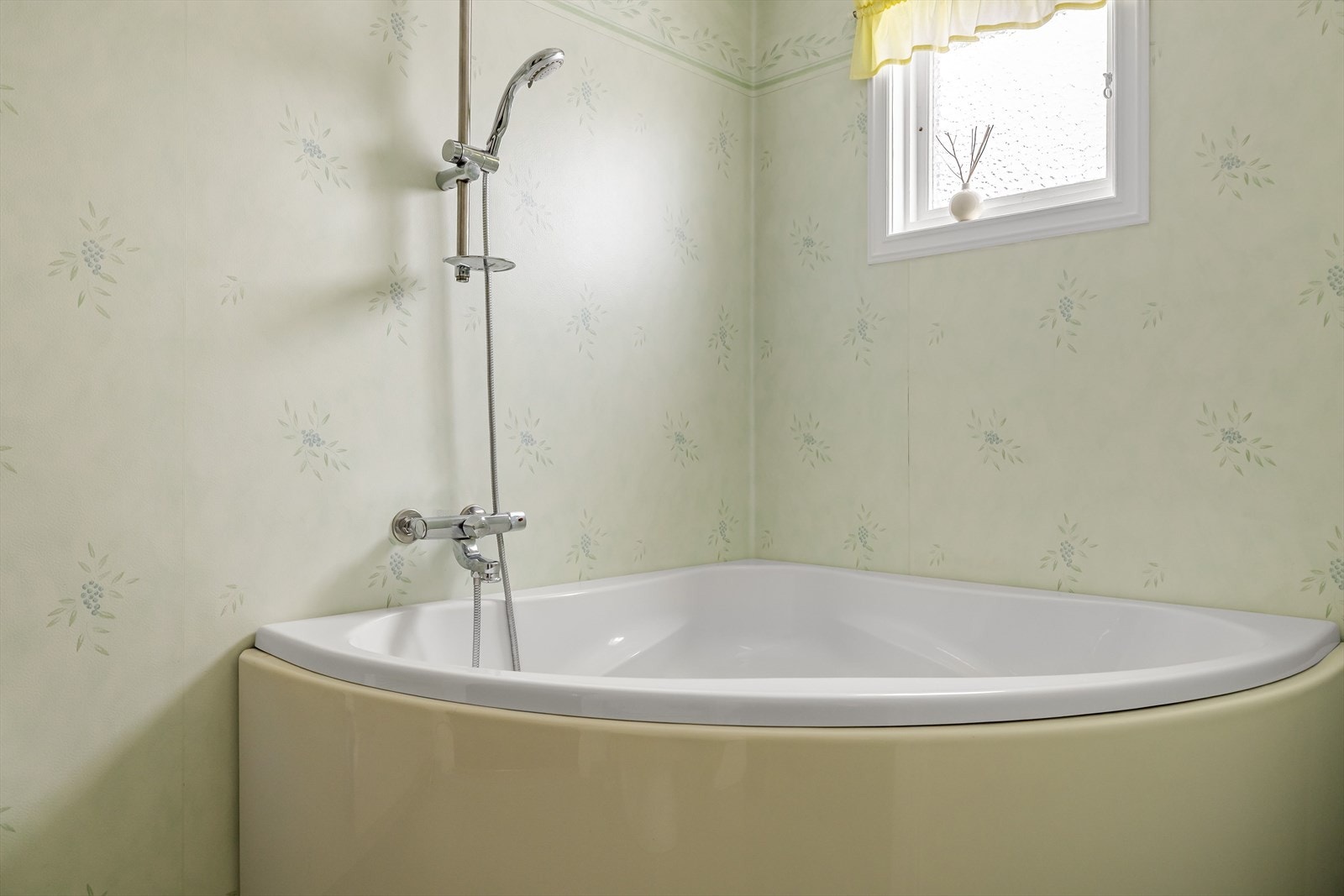 Baderommet er også utstyrt med hjørnebadekar med vegghengt dusj og gulvstående toalett. Galleribilde