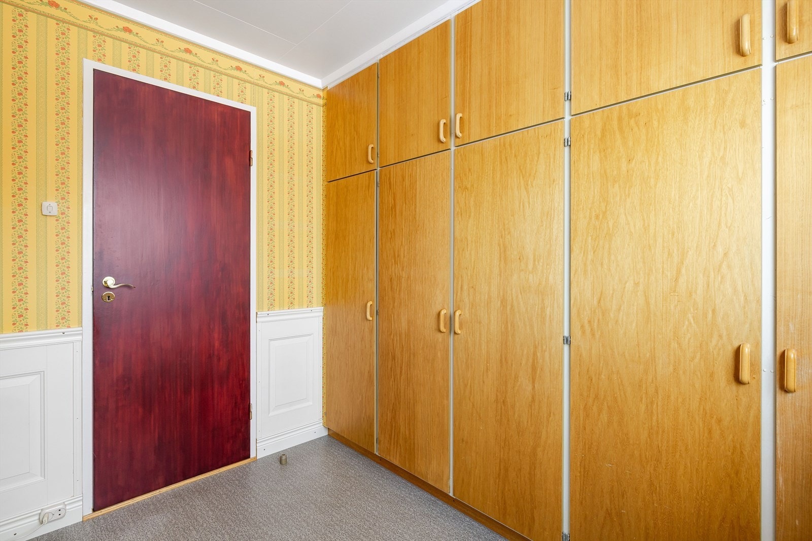 Også dette soverommet har rikelig med oppbevaringsplass i flere plassbygde garderobeskap langs hele den ene veggen. Galleribilde