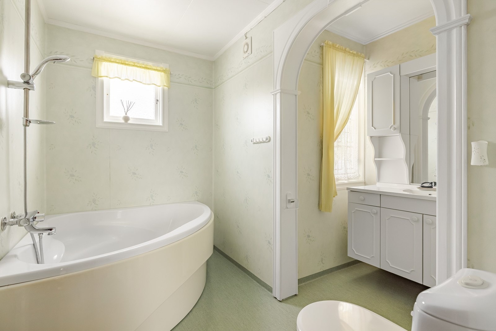 I tilknytning til soverommene er det et lyst og romslig baderom. Selger opplyser at badet ble oppgradert og slått sammen med eksisterende toalettrom i 2000. Galleribilde