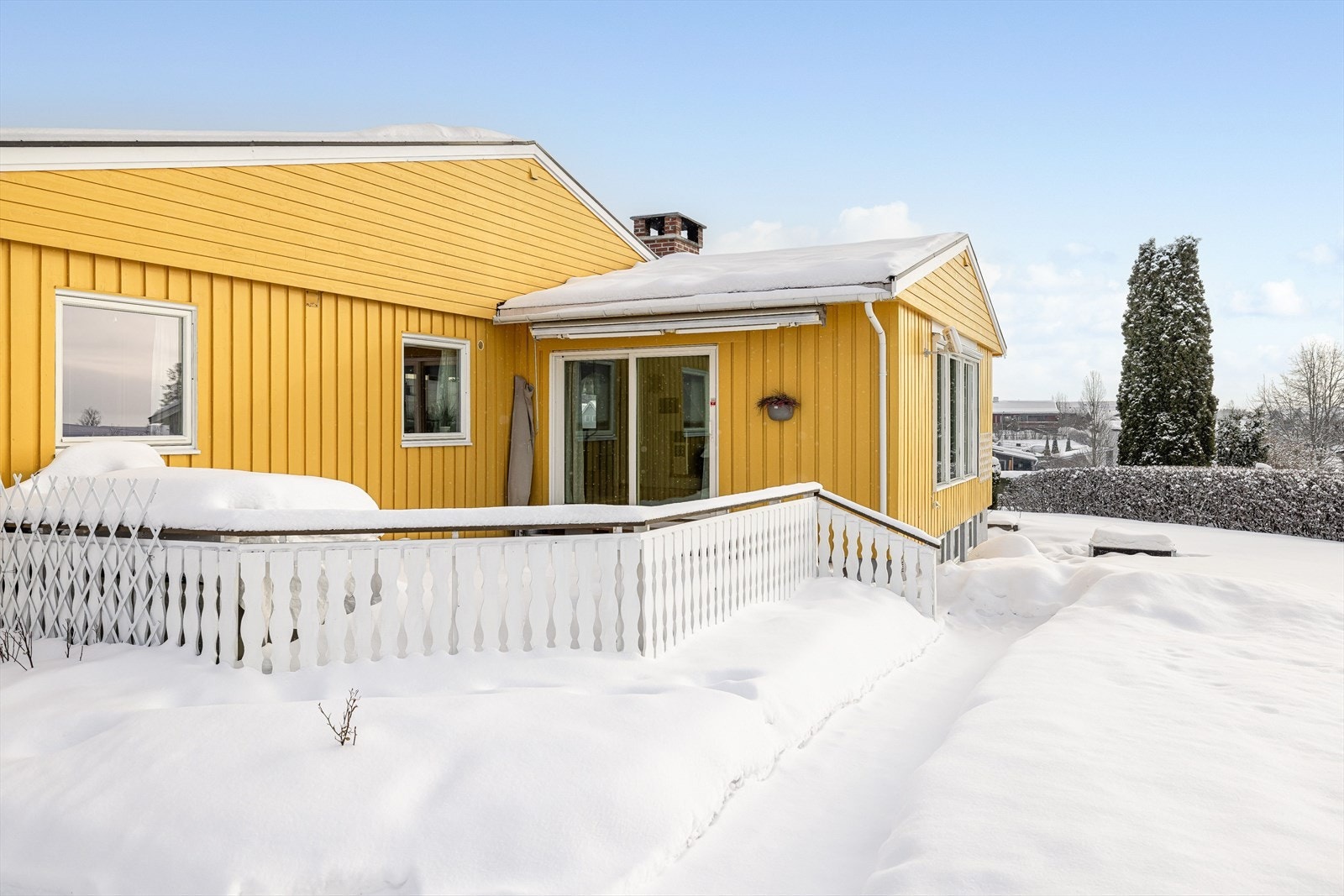 Beliggenheten mot sydvest sørger for gode solforhold. Dette er uten tvil en skikkelig fin plass for lange og late sommerdager! Galleribilde