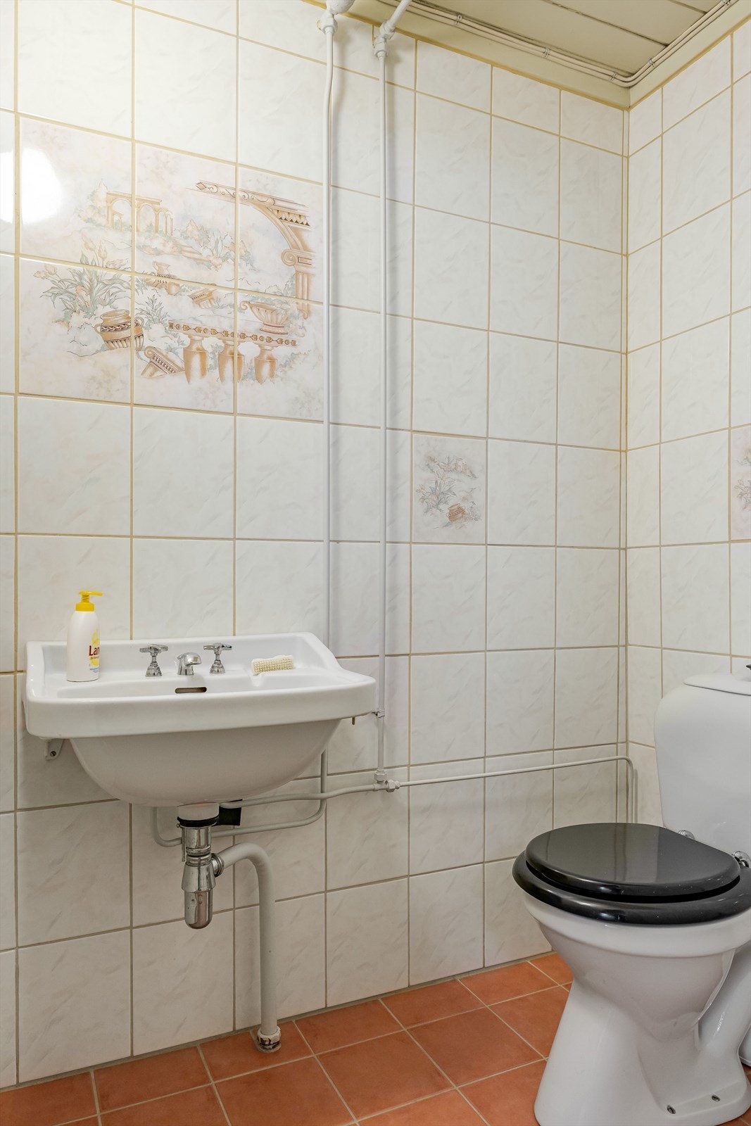 I kjelleren er det også et praktisk ekstra toalettrom med flislagte overflater. Toalettrommet er i tegningene en del av en matbod og er derfor ikke godkjent for varig opphold. Galleribilde